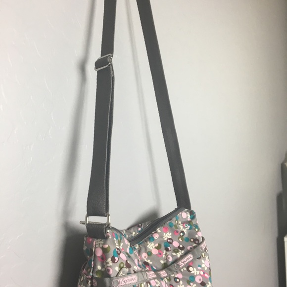 💋SOLD💋 lesportsac Crossbody Bag Floral Pink Grey - Picture 3 of 8